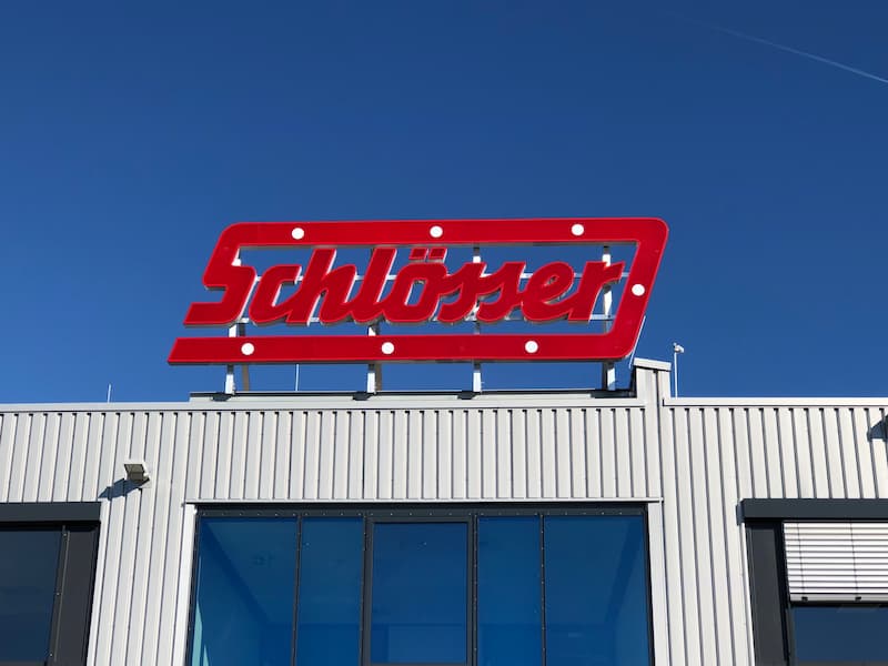 Leuchtlogo Unterkonstruktion Schlösser